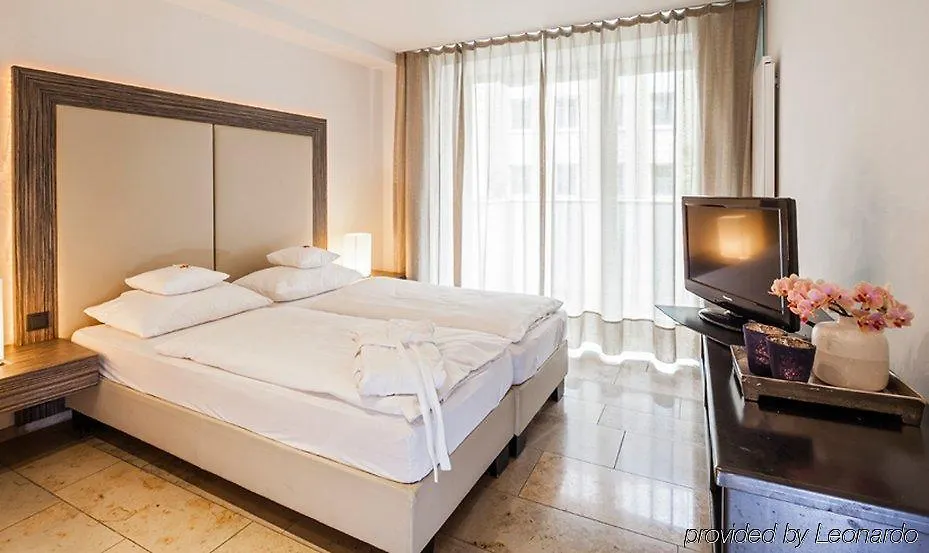 Burns Art Hotel Dusseldorf 4*,